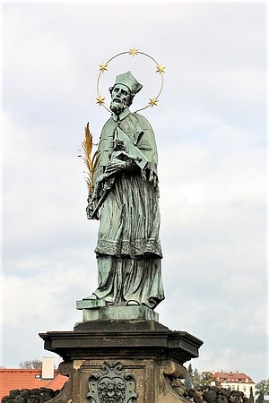  Nepomuk-Statue auf der Karlsbrücke in Prag von Johann Brokoff, 1683